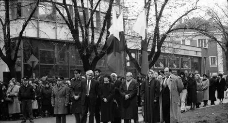 Официалните лица.