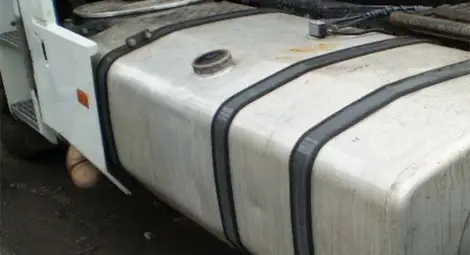 Поляк олекнал с цял резервоар, докато спи