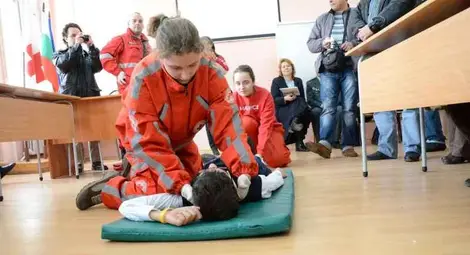 В открит урок червенокръстци показаха спасителна акция след взрив в училище