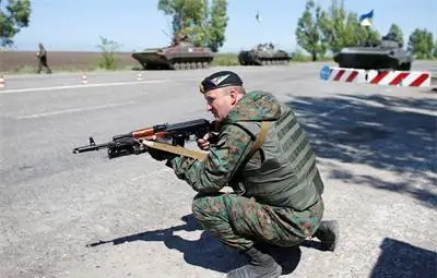 Въоръжени са пленили украински депутат, намериха обесен шефа на милицията в Мариупол