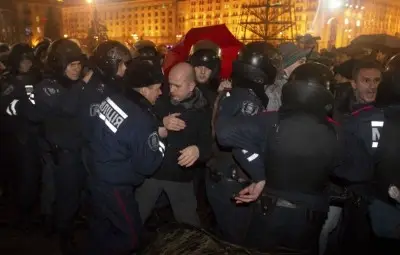 Сблъсъци в Киев, милицията обгради демонстрантите