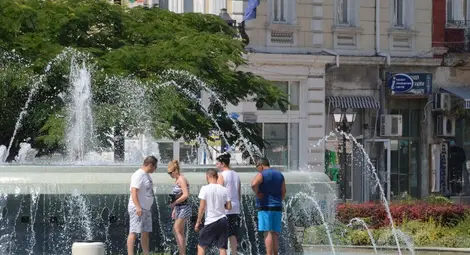 Жълт код за опасни жеги в 18 области в събота