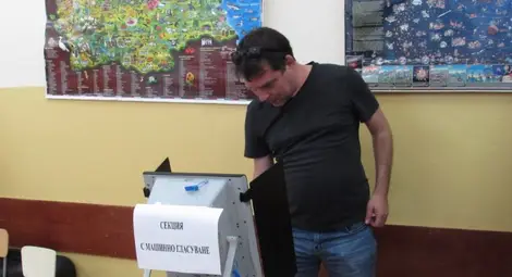 Русенец разбра в секцията, че някой вече е гласувал вместо него Русенец разбра в секцията, че някой вече е гласувал вместо него