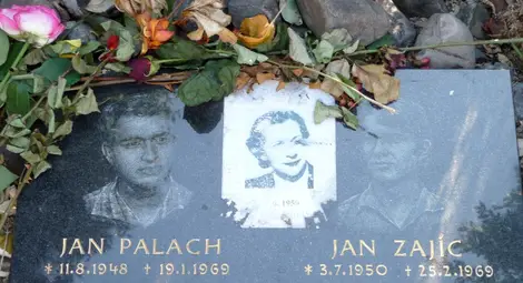 Страшната жива факла срещу бездушието Страшната жива факла срещу бездушието