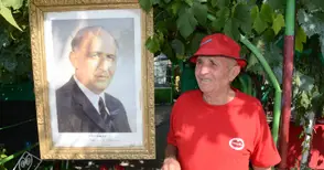 Дядо Руси посрещна 9 септември с Тодор Живков и 30 червени рози