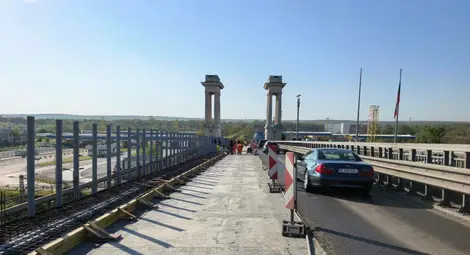 Продължава монтажът на пътните панели при основния ремонт на Дунав мост при Русе