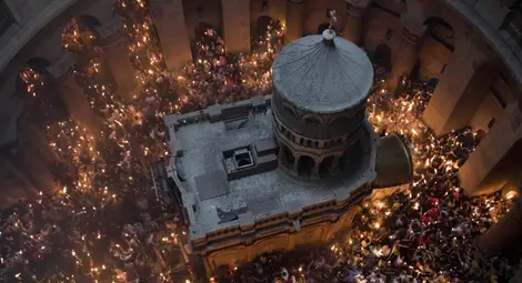 Благодатният огън слезе в църквата „Възкресение Христово“ в Йерусалим Благодатният огън слезе в църквата „Възкресение Христово“ в Йерусалим