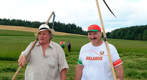 Лукашенко учи Депардийо да коси трева и го пои с домашна водка /галерия/