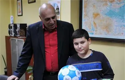 Ученик върна чужди пари, чуди се, че го награждават