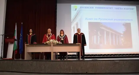 Пълните отличници и първенците на специалности на Випуск 2025 на Русенския университет получиха своите дипломи