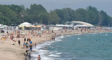 Бургаски плаж на косъм от взрив: Вадят бомба на 4 метра от брега!
