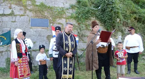 Изложение на старинни оръжия почете двама български герои