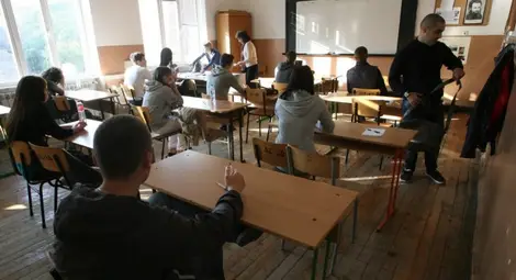 Започват зрелостните изпити за 12 клас и външното оценяване за 7 клас