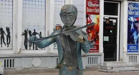 Продавачка нацапа със спрей цигуларчето пред &bdquo;Балкан&ldquo;