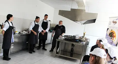 Гости от Culinary Arts Institute показаха тънкости на професията на бъдещи колеги от Гимназията по туризъм в Русе Гости от Culinary Arts Institute показаха тънкости на професията на бъдещи колеги от Гимназията по туризъм в Русе