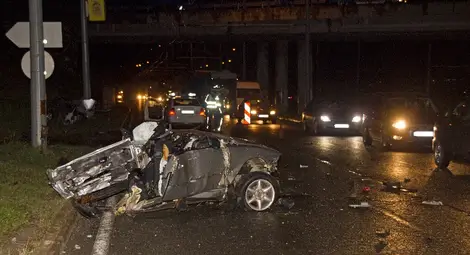 Двама братя берат душа, след като пежо се разцепи в стълб