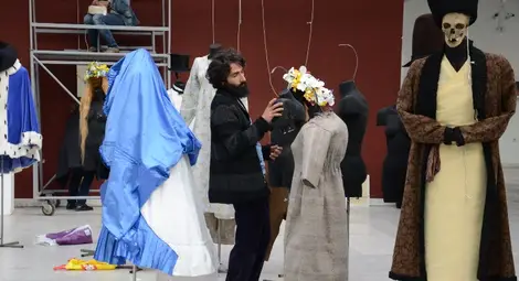 Театрални костюми и илюстрации  показва Юлиян Табаков в галерията