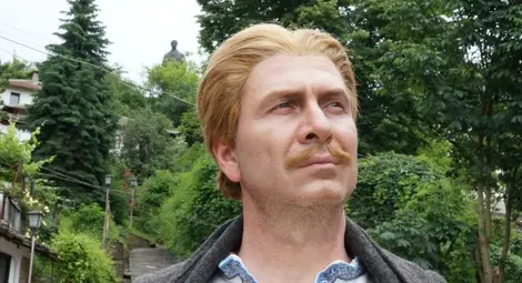 Главната рола във филма е поверена на Симеон Владов.