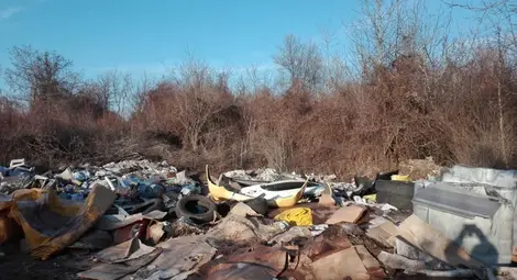 Местност в Касева чешма отново зарината с боклуци
