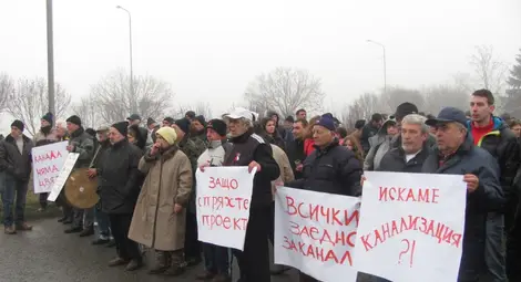 Жителите на два русенски квартала блокираха пътя Русе-София за час Жителите на два русенски квартала блокираха пътя Русе-София за час