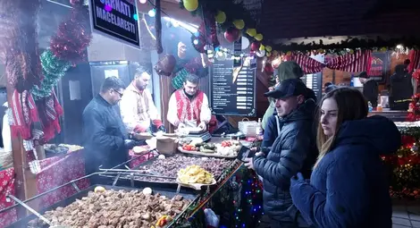 Боб с джолан за 14 лева, чаша вино за 4 лева - най-големият коледен базар отвори на 70 км от Русе Боб с джолан за 14 лева, чаша вино за 4 лева - най-големият коледен базар отвори на 70 км от Русе