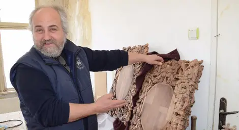 Иконостас на Пламен Минчев грее в новата църква на Зограф в Атон