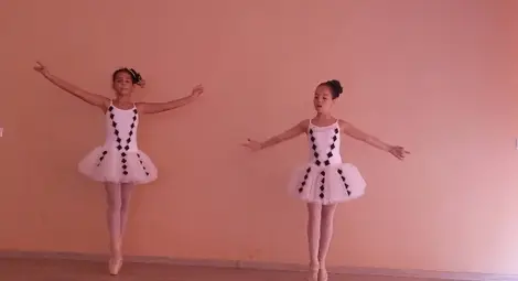 Балеринки от „Инфанти“ показват на връстници палци и балетни пачки Балеринки от „Инфанти“ показват на връстници палци и балетни пачки