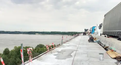 Монтирани са нови стоманобетонни пътни панели в отсечка с дължина 240 м на Дунав мост при Русе