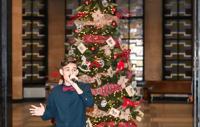 3-метрова коледна елха грейна в Съдебната палата в Русе