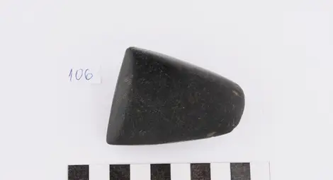 Френски специалисти анализираха две древни тесли на по 6000 години