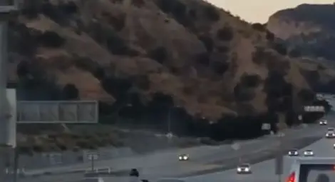 Моторист ритна кола и предизвика потресаваща катастрофа (видео)