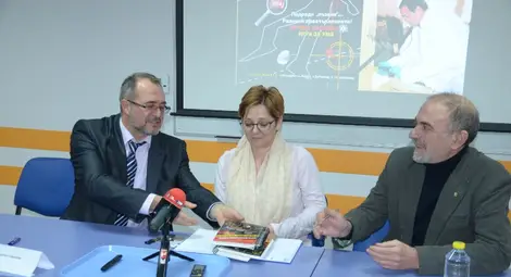 Доц.Георгиев /вляво/ благодари на д-р Стоянов за помощта за разкриването на убийството.                                                                                          Снимка: Бисер ТОДОРОВ