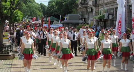 80-метров трибагреник поведе шествието в чест на деня на българската духовност и култура
