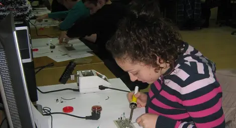 Работилница за приложна електроника надгражда знания на студенти и ученици Работилница за приложна електроника надгражда знания на студенти и ученици