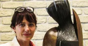 Спортното почита патрона си с барелеф, изработен от Нина Лишовска