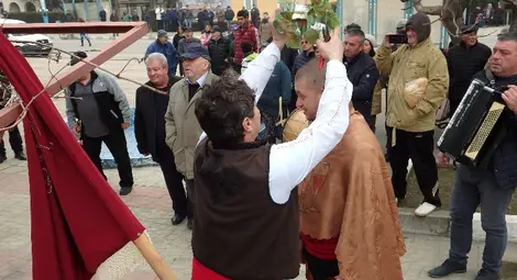 Бившият цар на лозята в Ценово сложи короната на наследника си Тихомир Валентинов.                         Снимка: Марий ПЕЙЧЕВ