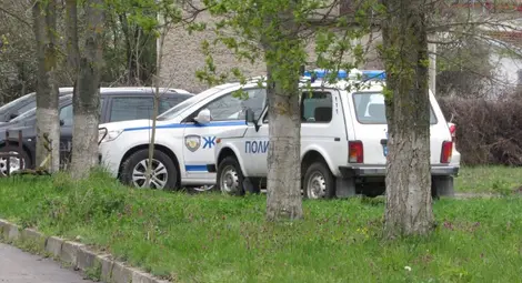 Трима задържани в акция срещу телефонни измамници във Ветово Трима задържани в акция срещу телефонни измамници във Ветово