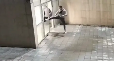 Пореден вандалски акт спрямо закрития надлез над бул. "България" в Русе, полицията издирва извършителя