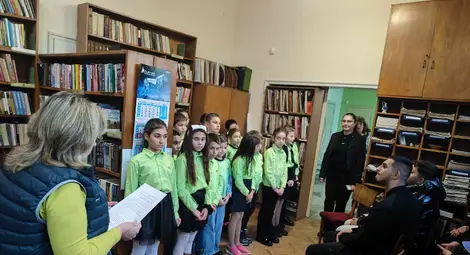 Деца от училище "Иван Вазов" изнесоха програма в русенското читалище "Васил Левски" за Деня на християнското семейство Деца от училище "Иван Вазов" изнесоха програма в русенското читалище "Васил Левски" за Деня на християнското семейство