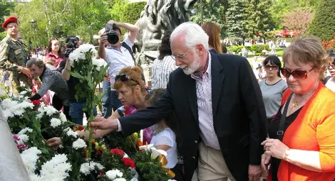 Военни маршове огласиха площада за празника на Русе и Деня на храбрoстта