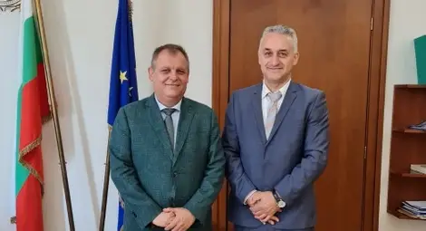 Диан Василев с председателя на Върховния административен съд Георги Чолаков.			           Снимка: АС-Русе