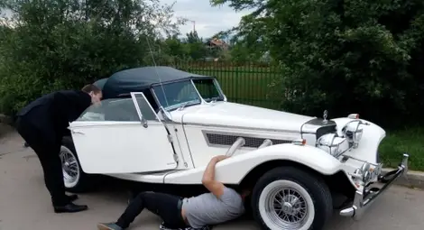 Шармантна абитуриентка с много скъп Мерцедес закъса насред пътя