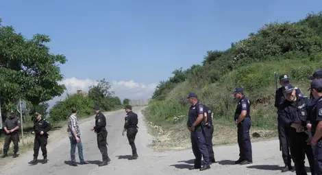 Въстаналият Гърмен поиска изселване на незаконно пребиваващите роми /галерия/