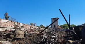 Екоинспекцията нареди да се овладее тлеенето в горелия склад в бившия хлебозавод