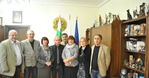 Учителите с 8 заплати при пенсиониране