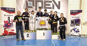 Младите бойци на „Хелиос“ след най-добрите в открития турнир на София по джу-джицу