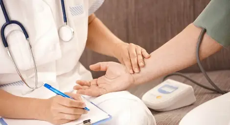 Всеки втори доплаща  за медицинска помощ