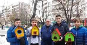 Бъдещи дизайнери направиха цветни къщички за птици
