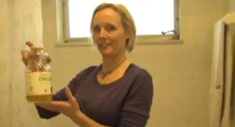 Милиардерка оскотяла от стиснатост - яде цветя и ползва шише за тоалетна