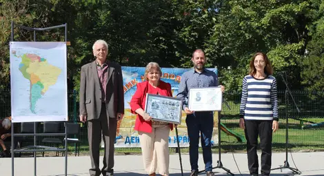 Отляво надясно: проф. д-р Георги Георгиев, г-жа Ружка Николова, д-р Густаво Гергофф и Д-р Марияна Георгиева с инсигниите на Специалните отличия на Поликрайще &bdquo;Епископ Вулфила&ldquo; и &bdquo;Министър Димитър Хаджихристов Хаджидимитров Кушев&ldquo;.